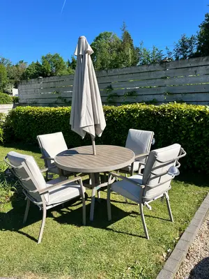 Palermo 4 Seat Set & 2.5m Parasol